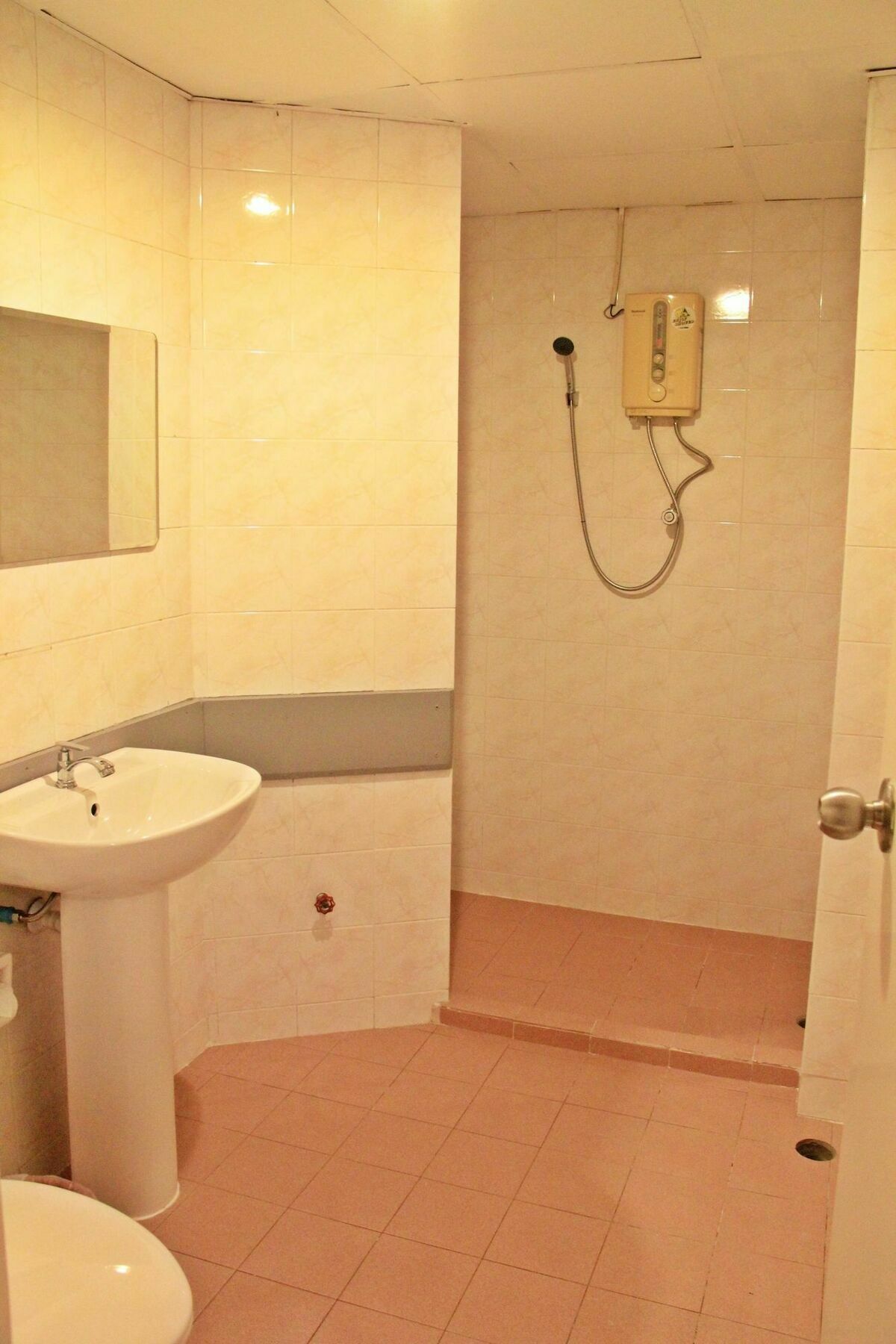 โรงแรมเรือนทิพย์ เชียงราย Ruean Tip Hotel Chiang Rai Exterior foto