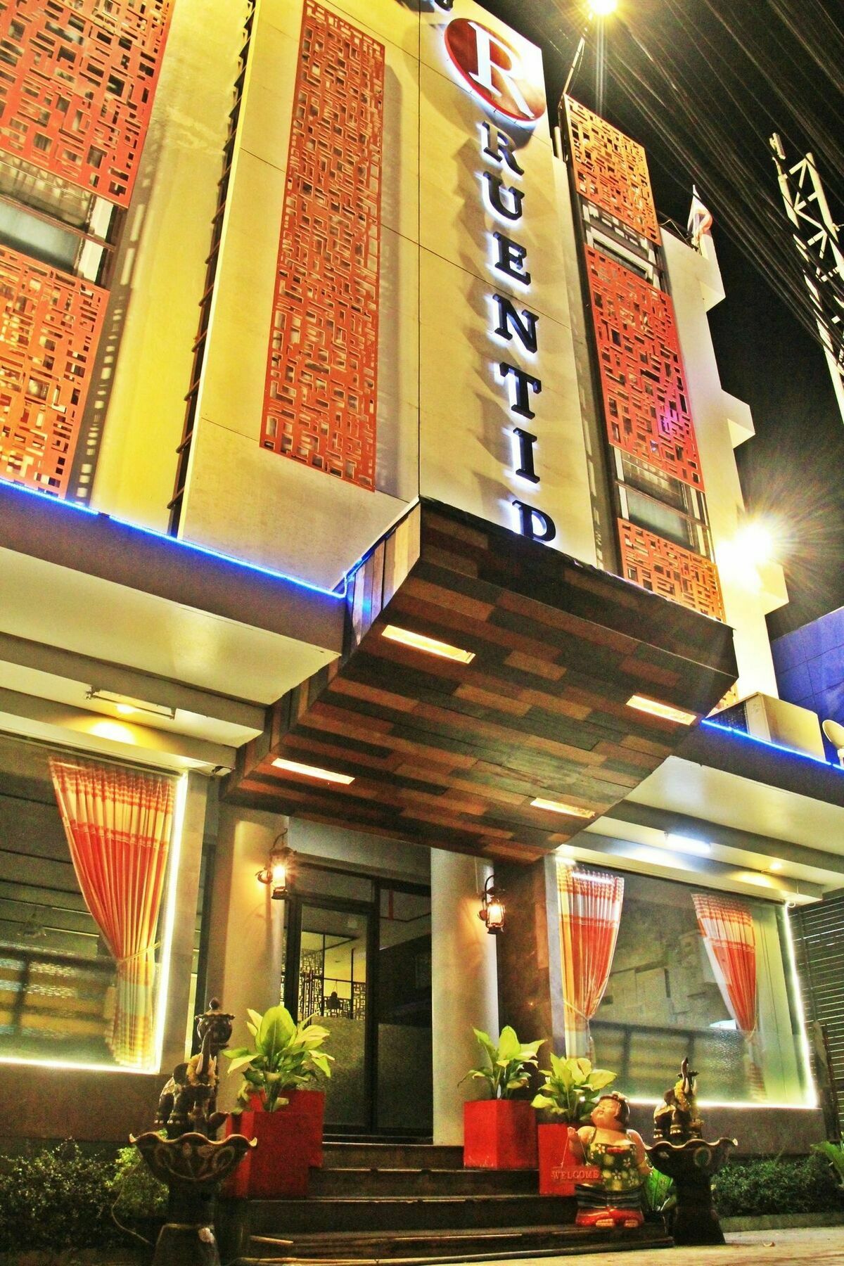 โรงแรมเรือนทิพย์ เชียงราย Ruean Tip Hotel Chiang Rai Exterior foto
